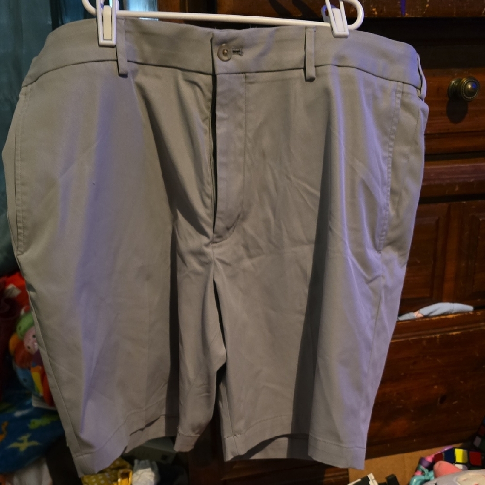 !!.              Mens 38  Light Gray Flat-Front Men's Shorts.       S1